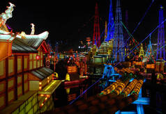中国四川自贡的自贡灯节。这是中国最大的元宵节之一，是在农历新年前后庆祝的。代表房屋和盐井的灯笼.