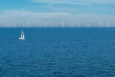 替代能源-海上风力涡轮机和海上游艇、海上绿色能源风车发电机