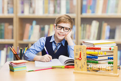 学校的孩子教育，学生男孩学习书籍，孩子在眼镜