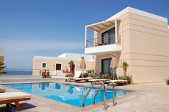 在希腊克里特岛，现代化的豪华别墅游泳池