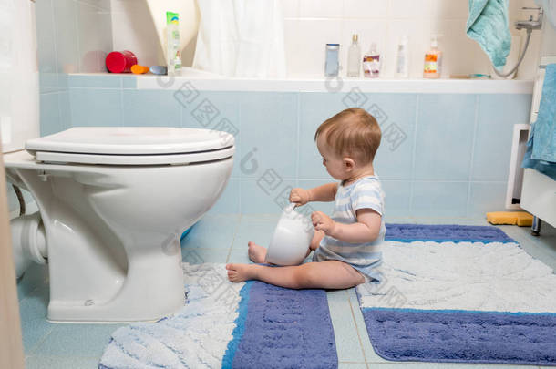 可爱的<strong>宝宝</strong>小男孩坐在地板上<strong>浴室</strong>和玩 
