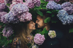 情侣接吻在花丛中