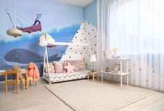 现代儿童房的内部，有舒适的床和漂亮的墙上画