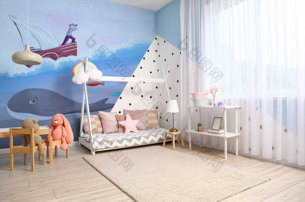 现代<strong>儿童房</strong>的内部，有舒适的床和漂亮的墙上画