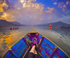 在船上，景观与喜马拉雅山和云，尼泊尔博克拉脚肺