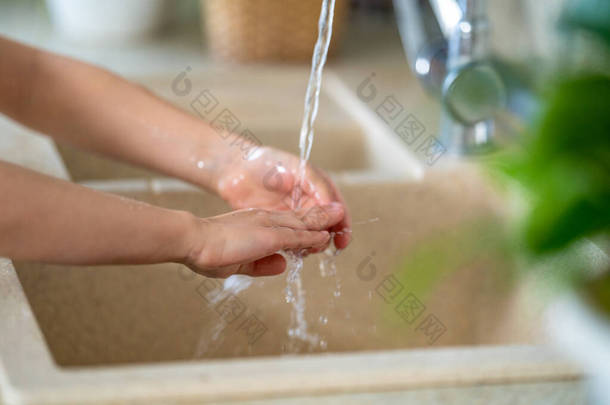 孩子在家里用肥皂洗手。防止病毒的概念。手卫生。与微生物、病毒、细菌、 covid-19作斗争。呆在家里隔离。世界大流行病.