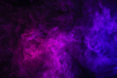黑色背景上的紫罗兰烟雾与复制空间