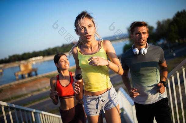 适合快乐的朋友在城市里慢跑，<strong>一起跑</strong>步。健康的生活方式.
