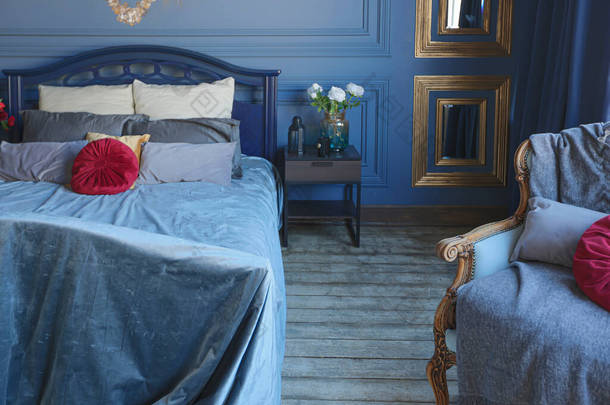 豪华豪华的豪华卧房，内饰深蓝色，带有古董家具和巴洛克风格的金质元素