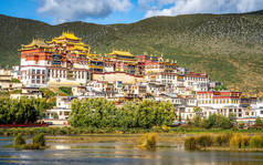 香格里拉云南松山林寺在晴天背景下的风景侧景