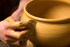 陶工的手，创造一个陶罐，
