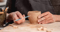 波特在杯子上使用雕刻工具