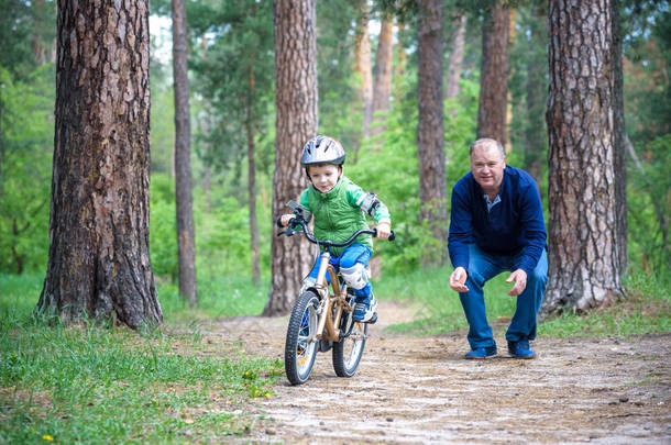 3 年和他的父亲在秋天的树林与小小孩男孩