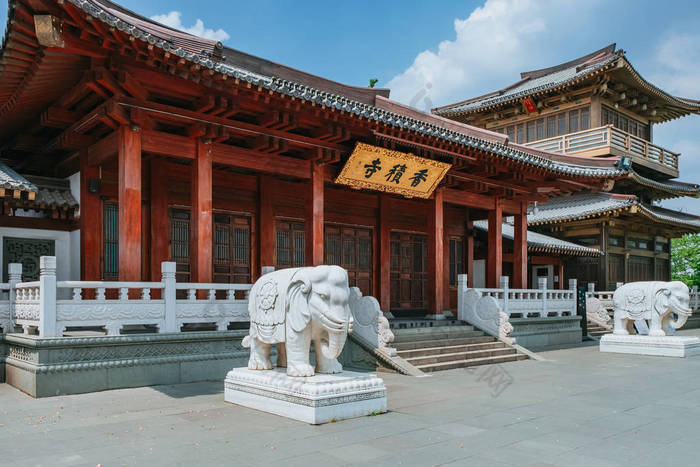 进入香鸡寺, 在中国和大象雕像中写着 "香基寺" 的牌匾, 在杭州, 中国