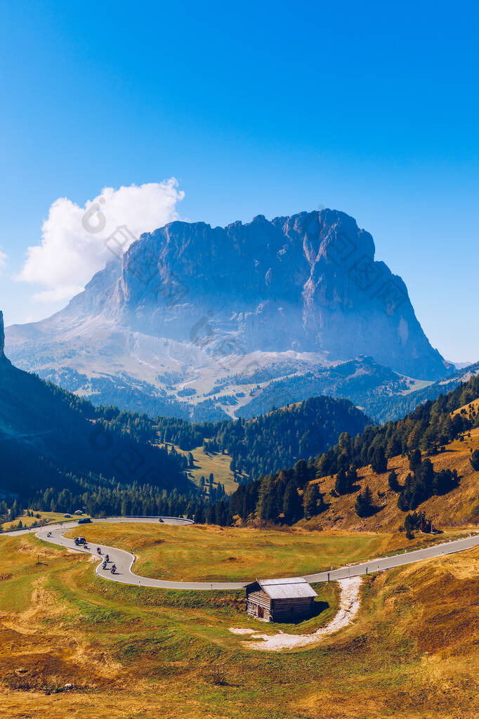 意大利Trentino Alto Adige的Gardena Pass 。背景是萨索隆戈山的园丁那山口。Passo Gardena，意大利南蒂罗尔Val Badia和Val Gardena之间的高山通