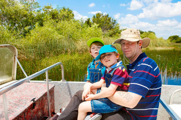 <strong>两个小孩子</strong>男孩和父亲制作大沼泽地公园空中船游