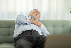 亚洲老年人的紧急情况老年人突然心脏病突发胸部疼痛，沙发上有糖尿病症状，都是由于孤独一人工作，急需在家帮忙，老年人护理理念