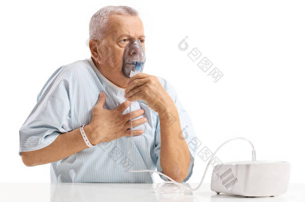 有胸痛的老年患者, 使用在白色背景上隔离的吸入器