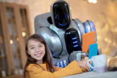 一个带着石碑和微笑的机器人坐在厨房里