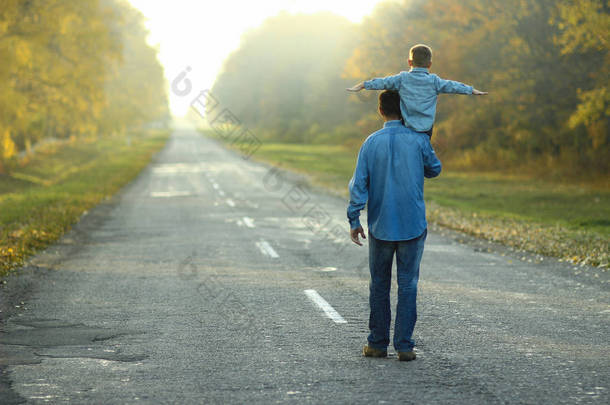 <strong>父亲和儿子在</strong>大自然中行走