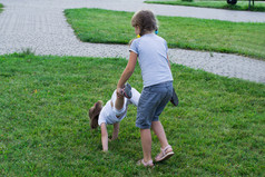 在草地上玩耍的孩子