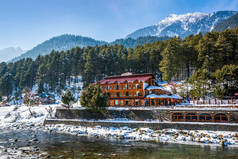 冬季的帕哈甘美丽景色，四周环绕着冰雪覆盖的喜马拉雅山、青松和松树线森林景观