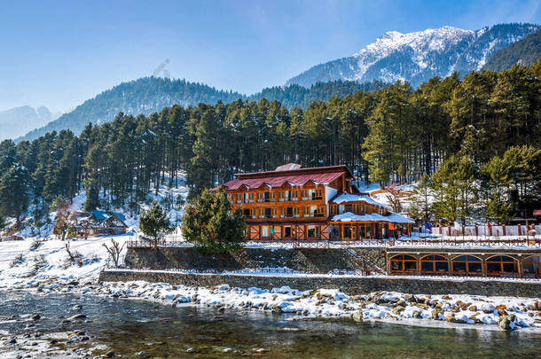 冬季的帕哈甘美丽景色，四周环绕着冰雪覆盖的喜马拉雅山、青松和松树线森林景观