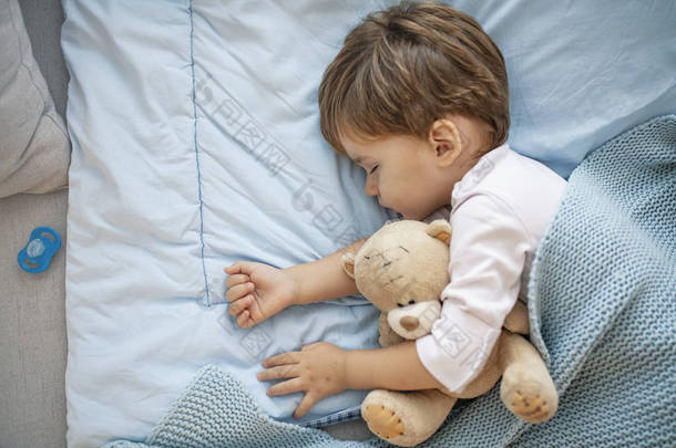 可爱的熟睡男孩的肖像。睡宝宝快乐而无忧无虑。房子和家的概念。<strong>梦想</strong>愉快，没有蚊子，没有嘈杂的家和舒适的床垫。舒适的儿童
