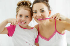 妈妈和孩子刷牙.