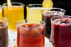 甜酒。水果或浆果饮料。酒精的冬天。黑色背景