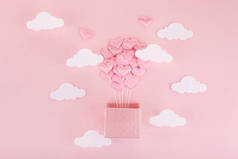 情人节的瓦伦丁心脏空气球。 带粉红背景白云的热气气球贺卡.