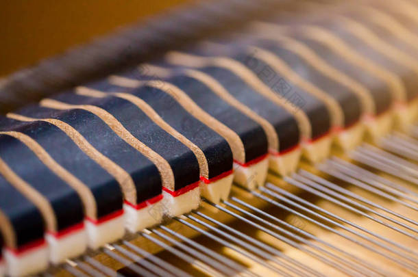 有选择地专注于一架大<strong>钢琴</strong>的内部。一架大<strong>钢琴</strong>的内饰。展示弦、锤和结构.