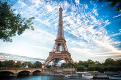 在日落时在法国巴黎的埃菲尔铁塔。浪漫的旅行背景.