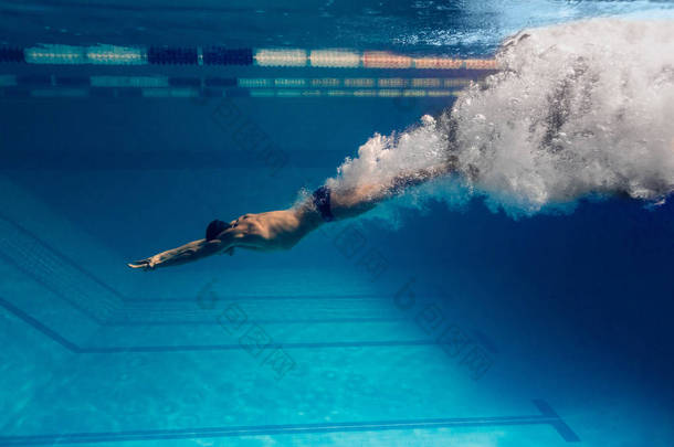男子游泳泳池水下图片