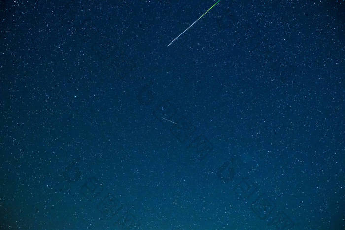 树上有一颗流星图片-包图网企业站