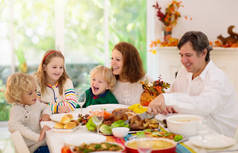 家庭与孩子在感恩节晚餐。土耳其.