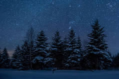 黑暗的天空充满了闪亮的星星在喀尔巴泰山脉在冬季森林在夜间