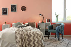 室内的房间与舒适的床靠近粉红色的墙壁