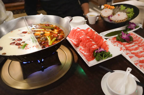 中国火锅沙司辣酸汤配肉和海鲜,寿司中式-精选重点