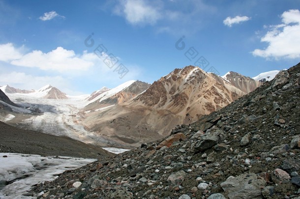 吉尔吉斯斯坦是 ak shyrak 地区，<strong>天山山脉</strong>，