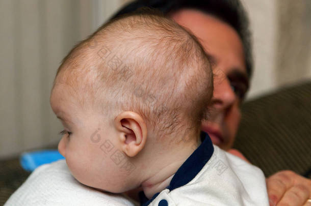 关闭婴儿的图像, <strong>可能</strong>诊断为颅。他被他关心的父亲给安慰了。当他看到一个专家, 他的问题已祷告解决.