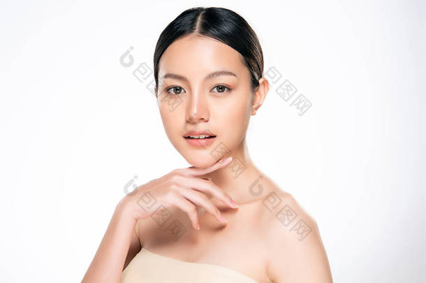 <strong>年轻美丽</strong>的亚洲女人，皮肤清澈