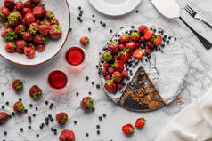 在大理石表面的美味自制蛋糕, 新鲜浆果和夏日饮品的顶级视图 