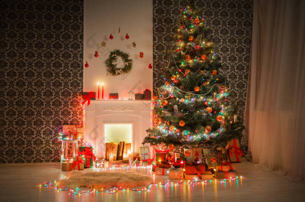 圣诞房间室内设计，在花环灯装饰树