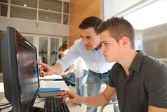 老师和学生在计算机上工作