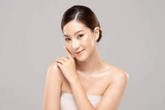 美丽的亚洲女人，用清爽的肌肤触摸着柔软的面颊，快乐而快乐，有着积极的情感，有着白色的背景，美感和美感