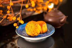 中国的中秋节，全家团聚在一起，享受月饼,