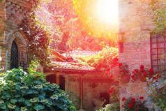 在阳光下的古堡庭院。格拉扎诺·维斯康蒂