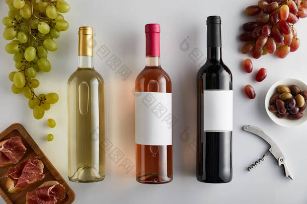 在葡萄酒、软木塞、橄榄和切碎的意大利面包上的白葡萄酒、<strong>玫瑰</strong>酒和红酒的顶部