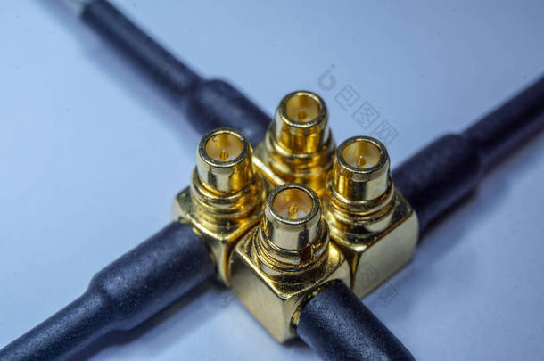 密闭排列型镀金高精度MMCX现代无线网络通信辫尾电子元件的特写